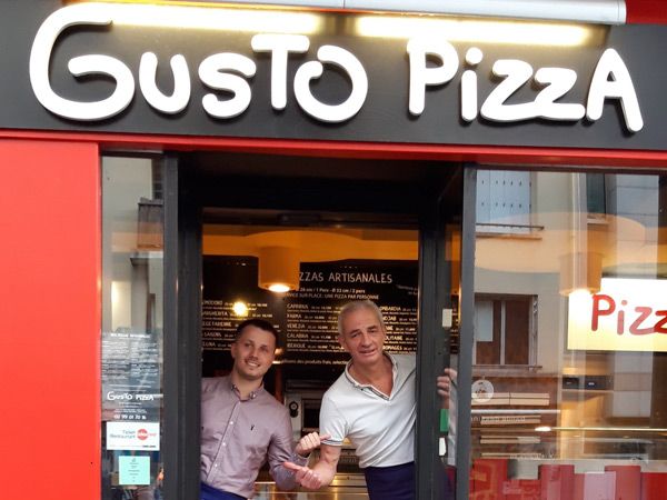 Charly et Bruno à l'entrée de Gusto Pizza